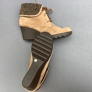 NWOT Donald Pliner Tan Suede Wedge Boot